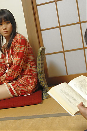 Mai Shimizu has the pussy licked and rubbed